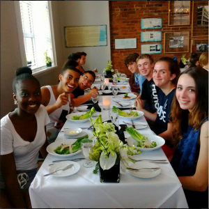 Des élèves du YMCA Montréal et YMCA Bay of Islands (Terre-Neuve) partagent un repas pendant leur échange. | Some of our students from YMCA Montreal and YMCA Bay of Islands (Newfoundland) share a meal during their exchange. 